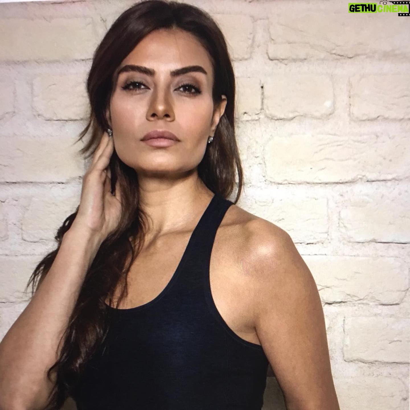 Ayşen Gürler - 3.4K Likes - Hayat. Soğuk. geçmiş. hüzün. Güneş. Mutluluk. An.