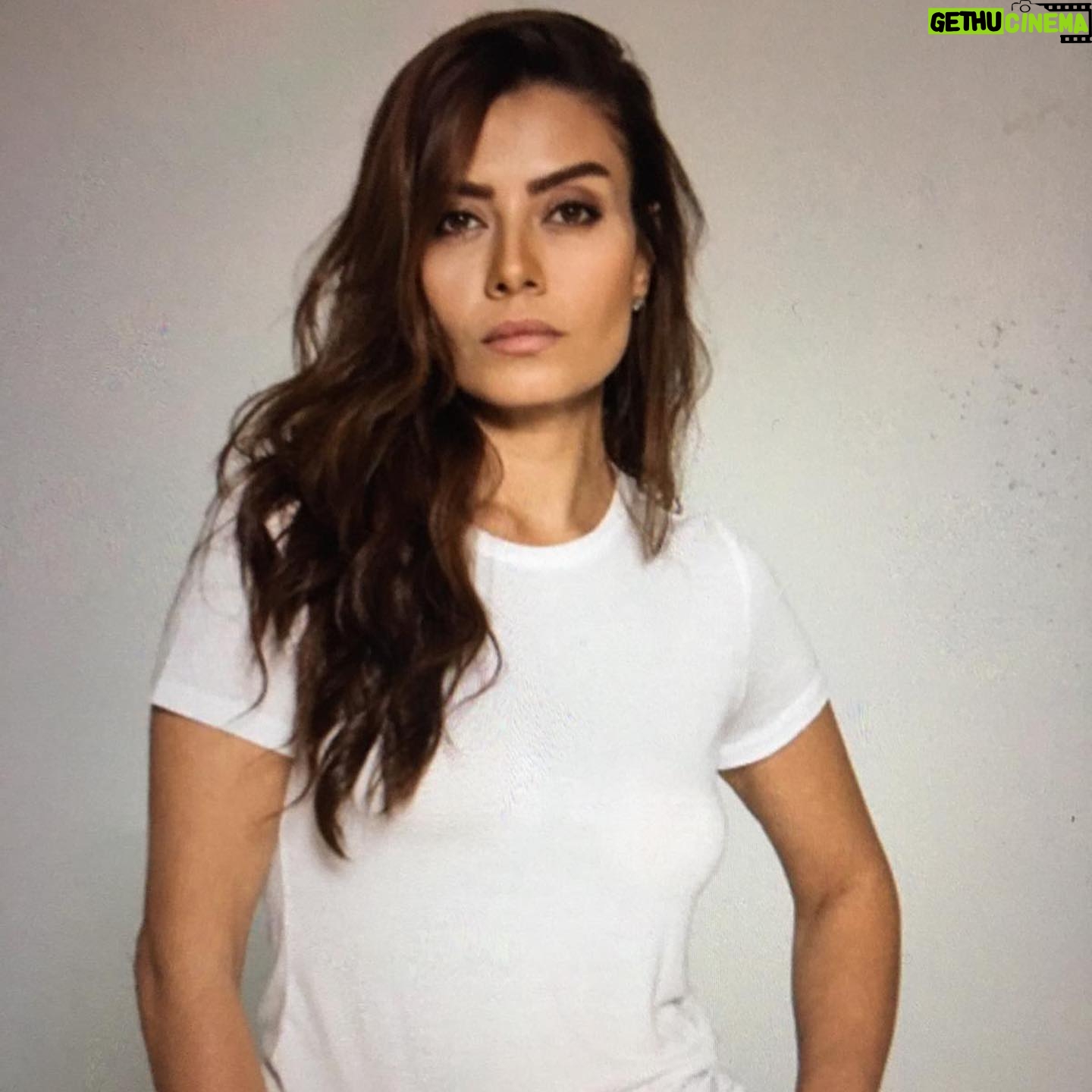 Ayşen Gürler - 3.4K Likes - Hayat. Soğuk. geçmiş. hüzün. Güneş. Mutluluk. An.