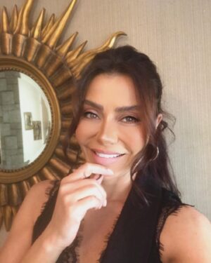 Ayşen Gürler Instagram - Aslında yaprak sıkılmıştı ağaçtan. Bahaneydi sonbahar...