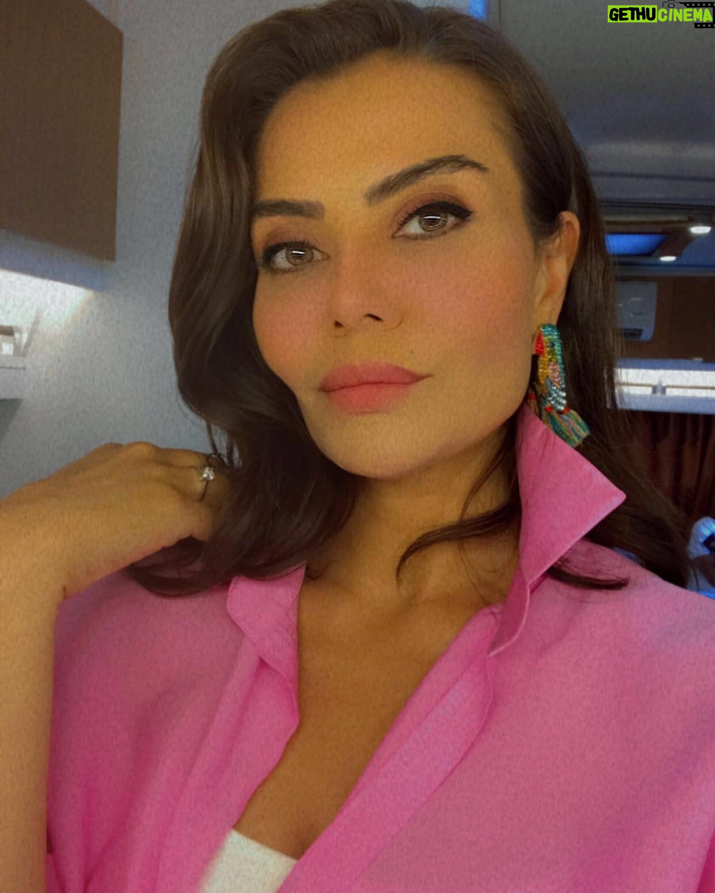 Ayşen Gürler - 2.2K Likes - Modumuz’un rengi PEMBEEEE 💓
