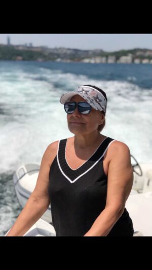 Ayşen Gürler Instagram - Canım annem iyiki doğdun 🎂 seni çok seviyoruz 💜💜💜💜💜