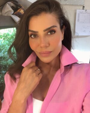 Ayşen Gürler Instagram - Modumuz’un rengi PEMBEEEE 💓