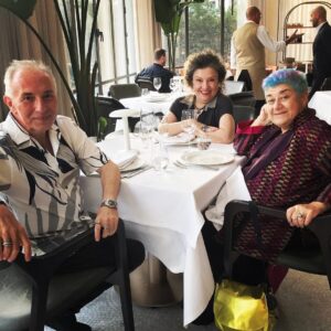 Ayşenil Şamlıoğlu Instagram - Şahanelerimle nasıl lezziz bir sofrayı paylaştım 🩵💙💜
 @serrafine @ozenyula @sinemozler @serafvadi