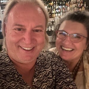 Ayşenil Şamlıoğlu Instagram - Ne güzel bir geceydi güzel zamanları arş arda ekleyebileceğim bir insan girdi hayatıma,şanslı ve mutluyum….. 

@ozkan_binol Sevgili Ayşenil Şamlıoğlu ile yeni sezonda sizlere sürprizlerimiz var 🥰Yepyeni yeniler ♥️❤️ Suvla’da sohbet sohbeti izledi kahkahalarımızla gecemiz renklendi🌈 Sohbetimizin ana konusu kuşkusuz tiyatro ve birlikte yapmayı plânladığımız oyunlardı ⭐️ Bizimle bu sanat yolculuğuna çıkacağı için kendisine minnettarız ⭐️ #milou #tiyatroaskina #oyun #i̇stanbul @aysenilsamlioglu ozenyula @dundar.hakan