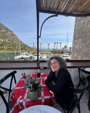Ayşenil Şamlıoğlu Instagram - Benim can dostlarım Nuray,Eray,Adem Erişkin bana harika bir gün armağan ettiler💙🩵🩶Kapalı olan restoranlarını benim için açarak şımarttılar beni.Hayatımda yediğim en güzel pizzayı hazırladı @adem_eriskin ve şahane şarap ve güzelim sohbet…Yazdan kalma bir gün eşliğinde,daha ne ister insan🥰 Giden bilir 
@anthavenbodrum da köprü üstündeki kule onların müthiş bir manzara ve her katta ayrı bir perspektif….@antrepizzaanthaven
 #antrepizzaanthaven #dostluk #lezzet #keyif #mutluluk #pizza #friends #friendship #joy #delicious #happiness