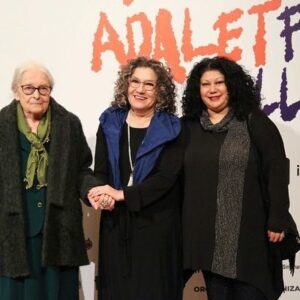 Ayşenil Şamlıoğlu Instagram - Prof. Dr. İonna Kuçuradi ve Alin Taşçıyan ile birlikte olmak büyük mutluluk,hele Kuçuradi hoca karşısında dizlerimin bağı çözüldü🩵🩶🤍 #suçvecezafilmfestivali