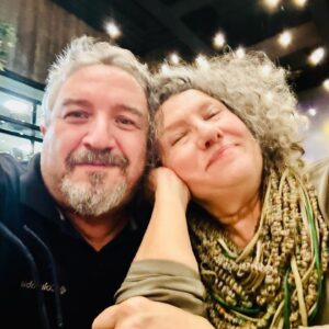 Ayşenil Şamlıoğlu Instagram - Bir tanem Hakan Dündar fotoğrafladı beni onun güzel görüşüyle,keyifli bir yemekte♥️❤️🩷🧡
#dostluk #sevgi #keyif #mutluluk #joyful #friendship #happiness #love