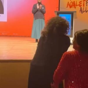 Ayşenil Şamlıoğlu Instagram - Suç ve Ceza Filmleri Festivali’nde Sinema Onur Ödülü aldım, bir tanem @pelinesmerfilm ‘in elinden aldım ödülümü, @ozkan_binol da kayda almış.Başta @prof.dr.bengisemerci olmak üzere tüm festival ekibine yürek dolusu teşekkürler#suçvecezafilmfestivali