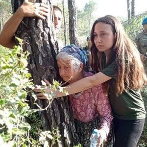 Ayşenil Şamlıoğlu Instagram - Akbelen ormanları ucuz kalitesiz kömüre feda edilmeyecek kadar değerli.Maden için toprak öyle vergisiz hale getiriliyor ki oraya fidan dikmekle verdiğiniz zararı onaramazsınız ne yazık ki.Güneş enerjisi dururken bu ilkellik niye?! Almanya bile güneş paneli dolu,Çin her yere güneş panelleri döşüyor biz niye en değerli varlığımız ormanlarımızı derelerimizi göllerimizi bir avuç şirketin kar etmesi için yok ediyoruz.Ülke çölleşiyor değer mi!!!!!!!!!!!!
#akbelenedokunma #akbelenormanınıvermeyeceğiz