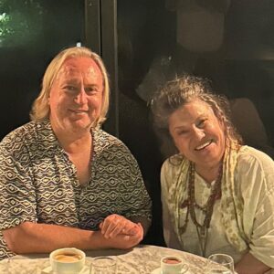 Ayşenil Şamlıoğlu Instagram - Ne güzel bir geceydi güzel zamanları arş arda ekleyebileceğim bir insan girdi hayatıma,şanslı ve mutluyum….. 

@ozkan_binol Sevgili Ayşenil Şamlıoğlu ile yeni sezonda sizlere sürprizlerimiz var 🥰Yepyeni yeniler ♥️❤️ Suvla’da sohbet sohbeti izledi kahkahalarımızla gecemiz renklendi🌈 Sohbetimizin ana konusu kuşkusuz tiyatro ve birlikte yapmayı plânladığımız oyunlardı ⭐️ Bizimle bu sanat yolculuğuna çıkacağı için kendisine minnettarız ⭐️ #milou #tiyatroaskina #oyun #i̇stanbul @aysenilsamlioglu ozenyula @dundar.hakan