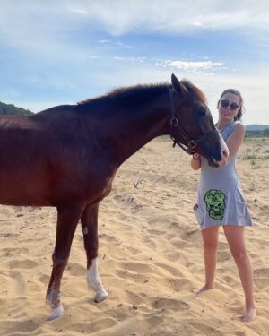Aysu Baçeoğlu Instagram - AŞKKKkkkk🧿🧿hoşgeldin ailemize 🙏🏻💞Seninle bir ömür beraber olsun dilerim karamm ugurumuz @gunsuince 💞🧿🙏🏻@tanju_aysell  canım kardeşim sayende 🥰 #horse #horsesofinstagram