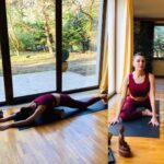 Aysu Baçeoğlu Instagram - Bugün ki yoga dersimizde dünya tatlısı hocam @derya_kerkeser ile beraberdik🥰🥰ve rengi , kumaş kalitesi , modeliyle yeni cicimm @beautyfitstoree dan teşekkür ederim😘🖤