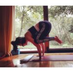 Aysu Baçeoğlu Instagram - 🖤yoga 😉bakasana crane (crow)pose 🖤thank you @idil_tunaa @mahiraydogar 🖤