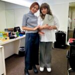 Ayumi Hirodo Instagram - ともこさん🧚‍♀️お誕生日おめでとうございます🎂 そしてM-1グランプリお疲れ様でした✨ 私なんかが言うことではないですが、 本当にかっこよかったです。 そんなともこさんでも本番前は笑顔が少なくなるくらい緊張するM-1グランプリ．改めてすごい現場なのだなと… 本番前の1枚目と本番後の2枚目の写真📷 2023年も残りわずか‼️ 体調に気をつけて良いお年を〜🌟 楽屋に入れてくださってありがとうございました🙇‍♀️ やすよさんもタグ付けしちゃおっと🐰 #クリスマスイブ