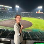 Ayumi Hirodo Instagram - 今の想いをありのままの表現で語ります。 9月14日にアレを達成してから次の頂点に向けて準備する…なんて初めてだし、11月までたてじまユニフォームを拝めるなんて！とワクワクしていた日本シリーズ。 4日土曜日、京セラへ向かう新幹線で窓の外の富士山を眺めながら考えてたこと。結果どうなったとしても、ここまで心が熱くなる試合を見ることができてどれほど幸せなことか…こう思う両チームのファンまた、プロ野球ファンは多かったはずです。 そしてついに来ました。この日が。 2023年11月5日。日本一、本当におめでとうございます！岡田監督、選手の皆さん、チーム関係者の皆さん、阪神ファンの皆さん、おめでとうございます！ でも、、私は言葉で伝える職業なのに、、、、 今の感情を表現できないんです。 見当たらない！嬉しいとか喜びだけではなくて…なんだろう、この感情！感謝という2文字に収まりきれない感情なんです。これまでインタビュアーとしてアスリートに「今の気持ち教えてください！」って簡単に聞いてしまっていたことを少し反省しようかなとさえ思っちゃいました。 球場で出会う阪神ファンから「ヒロドちゃん、今年こそアレ頼むで！」と声かけてもらい、あれ？私、選手かな？って錯覚になることもありました笑　でもそんな会話が心地よく、出会いの宝庫でした！“アレ”という一言で多くの阪神ファンとの会話が繋がり、野球だけでなく普段の生活でも広がっていった気がします。1年前に出会った少年と、先日奇跡的な再会も果たせました。中には、「私なんて一ヶ月前にファンなったばかりやから…」という人もいました。でも全ての試合を見ていたり、全てのデータを把握していないとファンと言ってはいけないという決まりはないと思う。日本一が心から嬉しいと思えるならば、どんな人もそれはタイガースファンだと思う。心がウキウキしたのなら立派なファンだと思う。自分のためではなく、他者のために涙が流せたらそれは本物の涙だと思うし、涙が出なくても心が熱くなれば本物のファンだと思う。 甲子園の近くで生まれ育った私は、小さい頃から虎マークというかTHマークというか、縦縞に馴染みはあったけど、タイガース戦を観に行ったのは一度だけ。だから、ABCテレビに入社してタイガースベンチリポーターをさせてもらっていなければ、タイガース日本一をこんな感情で迎えてないかもしれない、、、などなど、アレのアレきっかけでこれだけ感謝の気持ちがどんどん出てくる。幸せなことですね。 さて…想いが溢れて収拾つかなくなってますね。 平田ヘッドのお言葉を借りて文章の終わりとします！「宴も竹中直人ですが、想いをたっぷり綴ったところで、中島みゆきさせていただきます！」 最後に何て叫ぼうかな、、、 バモス？ アレのアレ達成？ 来年も勝つばい？ んーーー。 よし決めた！ パインアメーーーーー！🍍 じゃなくて、 感動をありがとうございました！！！ #ヒロドのこべや。