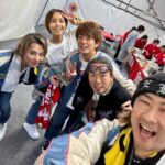 Ayumi Hirodo Instagram - ごぶごぶフェス2日目🔥 この日はボランティアスタッフとして、 @hamachankyuzitsu のSNS広報担当でした🫡 ☝️ こちらのアカウントのプロフィールページからストーリーのハイライト【色んなCEO】で残しているのでぜひ！ ①DA PUMPTOMOさんのインカメでパシャリ✨ ②移動姿がかっこいいので横切る姿を撮りたいのですが、CEOのサービス精神が勝りました ③ゴルフクラブを持っていない充さんと会うのは初めてかも！⛳️ ④清水ちゃんがたくさん私の相手をしてくれましたっ🐰 ⑤カメラロールにこういうショットたくさんあったな〜太輝さん、演技上手いなぁ〜 ⑥浜田さんからゆとり世代として怒られる同期の2人。なお反省はしない。 ⑦撮り終わってから太輝さんが、「このスリーショットこの世で1番いらんやろ」ってど正論かまされた ⑧お茶目なCEOもたくさんありました☺️ ⑨人間の背中がかっこいいってこれほど思った瞬間はありませんでした。 #フェスの余韻