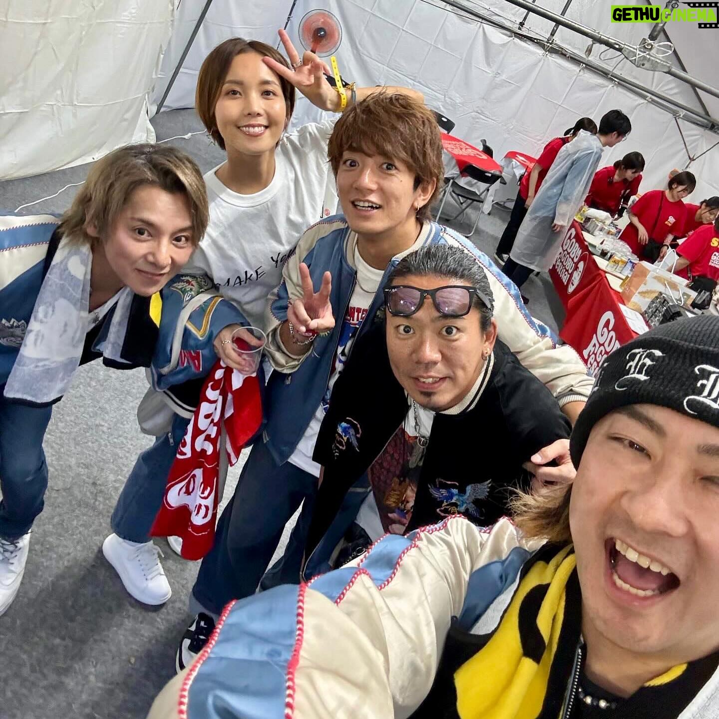 Ayumi Hirodo Instagram - ごぶごぶフェス2日目🔥 この日はボランティアスタッフとして、 @hamachankyuzitsu のSNS広報担当でした🫡 ☝️ こちらのアカウントのプロフィールページからストーリーのハイライト【色んなCEO】で残しているのでぜひ! ①DA PUMPTOMOさんのインカメでパシャリ✨ ②移動姿がかっこいいので横切る姿を撮りたいのですが、CEOのサービス精神が勝りました ③ゴルフクラブを持っていない充さんと会うのは初めてかも!⛳️ ④清水ちゃんがたくさん私の相手をしてくれましたっ🐰 ⑤カメラロールにこういうショットたくさんあったな〜太輝さん、演技上手いなぁ〜 ⑥浜田さんからゆとり世代として怒られる同期の2人。なお反省はしない。 ⑦撮り終わってから太輝さんが、「このスリーショットこの世で1番いらんやろ」ってど正論かまされた ⑧お茶目なCEOもたくさんありました☺️ ⑨人間の背中がかっこいいってこれほど思った瞬間はありませんでした。 #フェスの余韻
