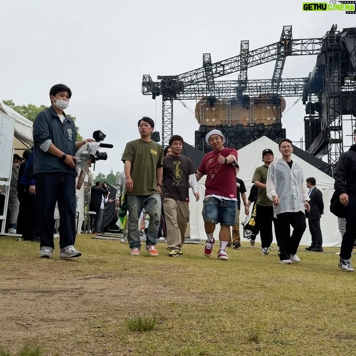 Ayumi Hirodo Instagram - ごぶごぶフェス2日目🔥 この日はボランティアスタッフとして、 @hamachankyuzitsu のSNS広報担当でした🫡 ☝️ こちらのアカウントのプロフィールページからストーリーのハイライト【色んなCEO】で残しているのでぜひ! ①DA PUMPTOMOさんのインカメでパシャリ✨ ②移動姿がかっこいいので横切る姿を撮りたいのですが、CEOのサービス精神が勝りました ③ゴルフクラブを持っていない充さんと会うのは初めてかも!⛳️ ④清水ちゃんがたくさん私の相手をしてくれましたっ🐰 ⑤カメラロールにこういうショットたくさんあったな〜太輝さん、演技上手いなぁ〜 ⑥浜田さんからゆとり世代として怒られる同期の2人。なお反省はしない。 ⑦撮り終わってから太輝さんが、「このスリーショットこの世で1番いらんやろ」ってど正論かまされた ⑧お茶目なCEOもたくさんありました☺️ ⑨人間の背中がかっこいいってこれほど思った瞬間はありませんでした。 #フェスの余韻