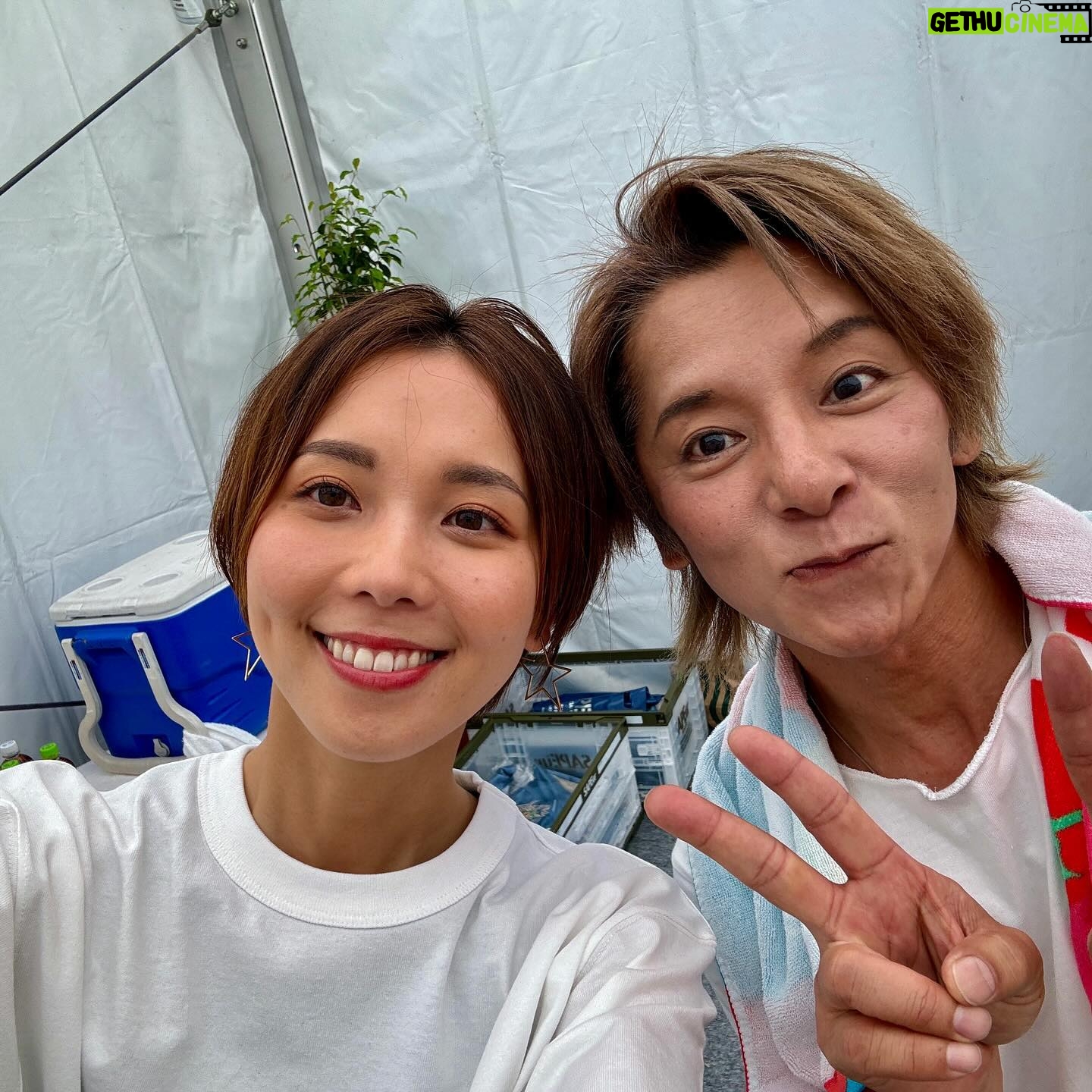Ayumi Hirodo Instagram - ごぶごぶフェス2日目🔥 この日はボランティアスタッフとして、 @hamachankyuzitsu のSNS広報担当でした🫡 ☝️ こちらのアカウントのプロフィールページからストーリーのハイライト【色んなCEO】で残しているのでぜひ! ①DA PUMPTOMOさんのインカメでパシャリ✨ ②移動姿がかっこいいので横切る姿を撮りたいのですが、CEOのサービス精神が勝りました ③ゴルフクラブを持っていない充さんと会うのは初めてかも!⛳️ ④清水ちゃんがたくさん私の相手をしてくれましたっ🐰 ⑤カメラロールにこういうショットたくさんあったな〜太輝さん、演技上手いなぁ〜 ⑥浜田さんからゆとり世代として怒られる同期の2人。なお反省はしない。 ⑦撮り終わってから太輝さんが、「このスリーショットこの世で1番いらんやろ」ってど正論かまされた ⑧お茶目なCEOもたくさんありました☺️ ⑨人間の背中がかっこいいってこれほど思った瞬間はありませんでした。 #フェスの余韻