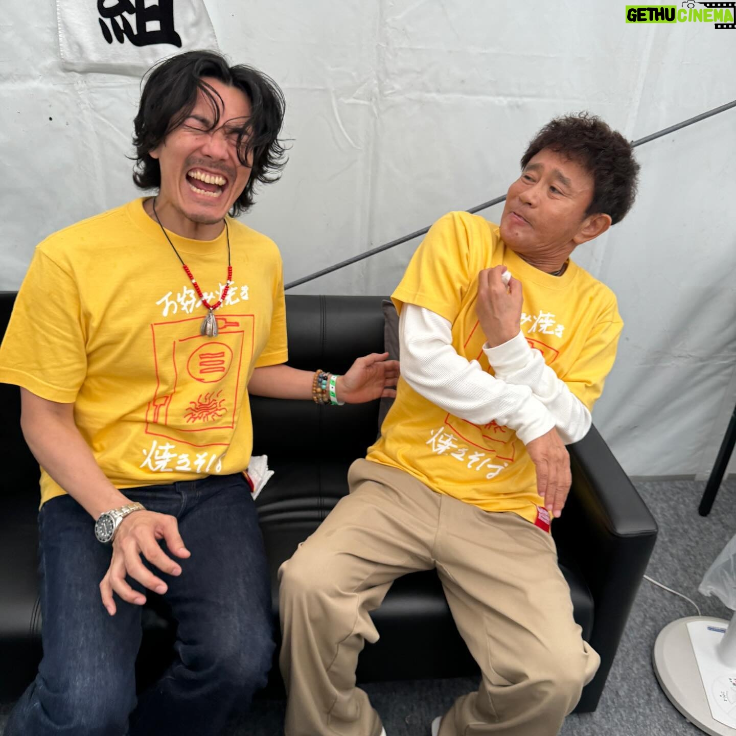 Ayumi Hirodo Instagram - ごぶごぶフェス2日目🔥 この日はボランティアスタッフとして、 @hamachankyuzitsu のSNS広報担当でした🫡 ☝️ こちらのアカウントのプロフィールページからストーリーのハイライト【色んなCEO】で残しているのでぜひ! ①DA PUMPTOMOさんのインカメでパシャリ✨ ②移動姿がかっこいいので横切る姿を撮りたいのですが、CEOのサービス精神が勝りました ③ゴルフクラブを持っていない充さんと会うのは初めてかも!⛳️ ④清水ちゃんがたくさん私の相手をしてくれましたっ🐰 ⑤カメラロールにこういうショットたくさんあったな〜太輝さん、演技上手いなぁ〜 ⑥浜田さんからゆとり世代として怒られる同期の2人。なお反省はしない。 ⑦撮り終わってから太輝さんが、「このスリーショットこの世で1番いらんやろ」ってど正論かまされた ⑧お茶目なCEOもたくさんありました☺️ ⑨人間の背中がかっこいいってこれほど思った瞬間はありませんでした。 #フェスの余韻