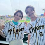 Ayumi Hirodo Instagram - 10月になりました🎃 このたびは、Sky presents 中村七之助のラジのすけを卒業いたしました📻 七之助さんとご一緒できた2年間．ラジオがきっかけで歌舞伎と出会い、裏方の皆さまのお話を聞いてより歌舞伎に前のめりになることができました🌸これまでいろいろな喜怒哀楽を共有させていただきましたが、私の中で1番の思い出は、阪神タイガース戦のラジオ中継に参加したことです！🐯お互い虎党ということで、ラジオでたびたびタイガーストークを展開して、たびたびスタッフに大幅カットでオンエアされ（当然ですが笑）虎色強めでした！佐藤選手と鳥谷さんのユニフォームを着て、声援を送ったことは一生忘れません！そして、ラジのすけが終わるまでに悲願のタイガースリーグ優勝を伝えられたことも嬉しかったです．日本一の際はゲストでお邪魔させてください笑 スタッフの皆様、自由奔放な私を受け入れてくださって本当にありがとうございました！ リスナーの皆様、温かいメッセージたくさんありがとうございました！ 稲村亜美さん、どうぞよろしくお願いいたします！ そして、お七さま、本当にありがとうございました🐯 #ラジのすけ #とらほー #石田三成