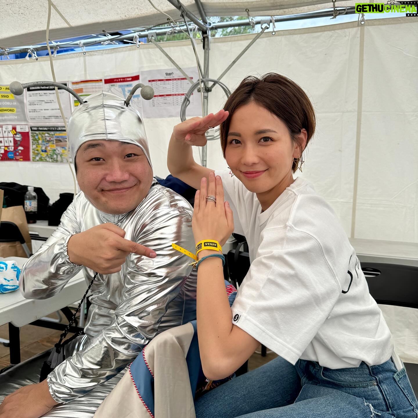 Ayumi Hirodo Instagram - ごぶごぶフェス2日目🔥 この日はボランティアスタッフとして、 @hamachankyuzitsu のSNS広報担当でした🫡 ☝️ こちらのアカウントのプロフィールページからストーリーのハイライト【色んなCEO】で残しているのでぜひ! ①DA PUMPTOMOさんのインカメでパシャリ✨ ②移動姿がかっこいいので横切る姿を撮りたいのですが、CEOのサービス精神が勝りました ③ゴルフクラブを持っていない充さんと会うのは初めてかも!⛳️ ④清水ちゃんがたくさん私の相手をしてくれましたっ🐰 ⑤カメラロールにこういうショットたくさんあったな〜太輝さん、演技上手いなぁ〜 ⑥浜田さんからゆとり世代として怒られる同期の2人。なお反省はしない。 ⑦撮り終わってから太輝さんが、「このスリーショットこの世で1番いらんやろ」ってど正論かまされた ⑧お茶目なCEOもたくさんありました☺️ ⑨人間の背中がかっこいいってこれほど思った瞬間はありませんでした。 #フェスの余韻