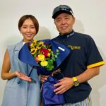 Ayumi Hirodo Instagram - 阪神タイガース🐅リーグ優勝🏆 岡田彰布監督、選手の皆さん、 チーム関係者の皆さん、そして… ファンの皆さん！本当におめでとうございます‼️ ファン歴10年、優勝というものを初めて味わいました！"嬉しい"という言葉には収まりきれない他の細かい感情も詰まっている気がします．その空気を吸うために甲子園に行けたこと、この上なく幸せです．そして優勝の翌日に広島まで付いて行って岡田監督に直撃できたこと、言葉になりません！ お渡ししたお祝いの花束は、早稲田の先輩である岡田さんに気づいてもらえるように“えんじ色"を．そしてもちろん黄色多めのお花が並んでいます🌻インタビューの様子は今夜の報道ステーションでお届けする予定です🐯 今日の私はパインアメコーデ🍍 岡田監督、今夜の生放送に間に合うよう帰れるか？と心配していただきありがとうございます！私は今羽田空港に到着しました🫡 #パインアメ