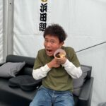 Ayumi Hirodo Instagram - ごぶごぶフェス2日目🔥 この日はボランティアスタッフとして、 @hamachankyuzitsu のSNS広報担当でした🫡 ☝️ こちらのアカウントのプロフィールページからストーリーのハイライト【色んなCEO】で残しているのでぜひ！ ①DA PUMPTOMOさんのインカメでパシャリ✨ ②移動姿がかっこいいので横切る姿を撮りたいのですが、CEOのサービス精神が勝りました ③ゴルフクラブを持っていない充さんと会うのは初めてかも！⛳️ ④清水ちゃんがたくさん私の相手をしてくれましたっ🐰 ⑤カメラロールにこういうショットたくさんあったな〜太輝さん、演技上手いなぁ〜 ⑥浜田さんからゆとり世代として怒られる同期の2人。なお反省はしない。 ⑦撮り終わってから太輝さんが、「このスリーショットこの世で1番いらんやろ」ってど正論かまされた ⑧お茶目なCEOもたくさんありました☺️ ⑨人間の背中がかっこいいってこれほど思った瞬間はありませんでした。 #フェスの余韻