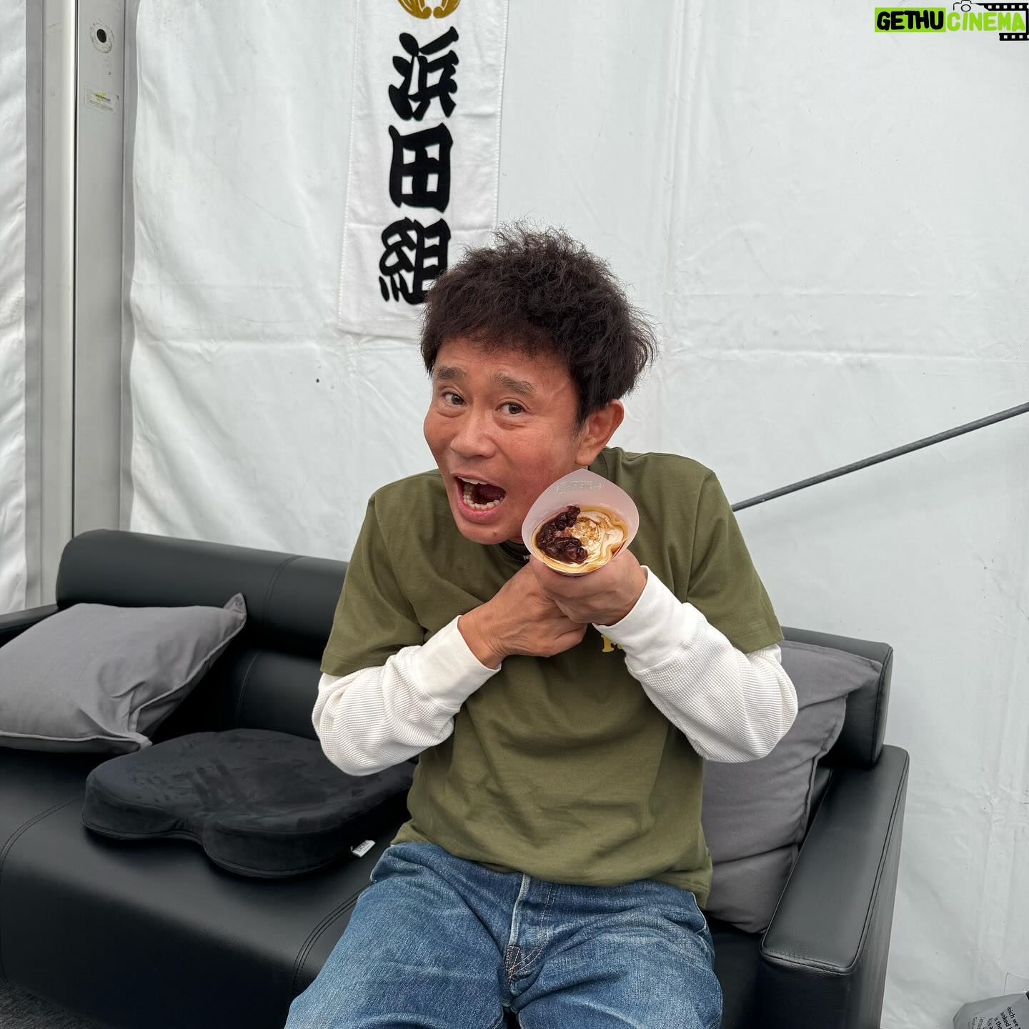 Ayumi Hirodo Instagram - ごぶごぶフェス2日目🔥 この日はボランティアスタッフとして、 @hamachankyuzitsu のSNS広報担当でした🫡 ☝️ こちらのアカウントのプロフィールページからストーリーのハイライト【色んなCEO】で残しているのでぜひ! ①DA PUMPTOMOさんのインカメでパシャリ✨ ②移動姿がかっこいいので横切る姿を撮りたいのですが、CEOのサービス精神が勝りました ③ゴルフクラブを持っていない充さんと会うのは初めてかも!⛳️ ④清水ちゃんがたくさん私の相手をしてくれましたっ🐰 ⑤カメラロールにこういうショットたくさんあったな〜太輝さん、演技上手いなぁ〜 ⑥浜田さんからゆとり世代として怒られる同期の2人。なお反省はしない。 ⑦撮り終わってから太輝さんが、「このスリーショットこの世で1番いらんやろ」ってど正論かまされた ⑧お茶目なCEOもたくさんありました☺️ ⑨人間の背中がかっこいいってこれほど思った瞬間はありませんでした。 #フェスの余韻