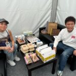 Ayumi Hirodo Instagram – ごぶごふフェス1日目🍗
この日はひたすらフェスを堪能しました🙋‍♀️
楽しくて疲れるのを忘れるとはこのこと！
本物じゃないから肩組める🤭
（本来は突っ込まれるパネルであって肩を組むものではないです）
本人がこの写真見てませんように🤭

AIシールもテンション上がるものです
みんな笑顔☺️
暑かったけれど、これから夏に向けて炎天下取材の予行演習ができました⚾️

2日目の投稿へ続く。

#フェスの余韻
#人生初フェス