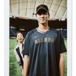 Ayumi Hirodo Instagram - #ヒロドの人間名鑑 【巨人　秋広優人選手】⚾️ 身長2m2cm‼️プロ野球界で1番ビッグです． インタビューで最初に言われる言葉は 「やっぱり大きいですね〜」 例に漏れず私も言いました🙋‍♀️ 背番号55で、"この偉大な番号で決して軽い番号ではない。ジャイアンツの55番を秋広に任せてよかったと言ってもらえるようになりたい"と話していました． その偉大な先輩である、松井秀喜さんからは「怪我に気をつけて、ジャイアンツを背負ってほしい」と伝えられたそうで、背番号の話をする時の秋広選手の真剣な、良い意味の深刻な表情が印象的でした． 打って変わって、師匠と慕う中田翔選手の話の時は、にやにやにやにや😁これだけで関係性がわかりました！ 中田さんは寂しがり屋で、最近もビデオ電話が来るそうです☎️「翔さんが帰ってくる間もいい姿を見せたいですね」去年は自分が2軍で師匠が一軍で躍動する姿を見せてもらったからこその恩返しの気持ちがあったのだと思います． 取材ありがとうございました🙇‍♀️ 主役の顔が暗くて反省です…