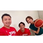 Ayumi Hirodo Instagram - FIBA Basketball World Cup 2023🏀 今夜はフィンランド戦‼️ テレビ朝日でよる9時から中継です‼️ 一歩、一本、日本． 河村勇輝選手、富永啓生選手の【阿吽の呼吸】プレーにも注目です👀 河村選手の武器、ノールックパスと 富永選手の武器、スリーポイントシュート🏀 #ヒロドの小ネタ コンビネーションはチームNo.1とも言われる2人が、"ここは意見が違うんです!"というポイントがありました。それは、ボールをもらった瞬間に縫い目を揃えてシュートする富永選手に対して、もらった状態でそのままシュートする河村選手。富永選手が瞬時に縫い目を変えるスピードがすごいそうですが、あえて縫い目がしっくり来るように彼にパスを出す河村選手もすごいのです。（意識してパスをすることもあると）展開が早いですが、注目して今夜の戦いを迎えます！ #fibawc