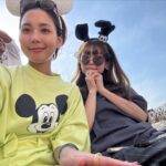Ayumi Hirodo Instagram – 中2日くらいでディズニー行く人と中何年くらいぶりにディズニー行く人が一緒だったとしても、楽しい場所でした✨🏰
若槻さんが一週間前からスケジューリングを計画してくれて、散歩の時間も作ってくれて、ランチも予約してくれました、、、だから少しでも役に立ちたくて並んでる時に何度も「グミいります??」って言っても全部断られたのは、いい思い出✌️
このクラスになると、1人で園内の人に手を振るんだな〜って勉強になった✌️トラを見つけると走っていっちゃうのは仕方ないです🐯
また連れて行ってくれますように。
#夢の国