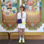 Ayumi Hirodo Instagram – 中2日くらいでディズニー行く人と中何年くらいぶりにディズニー行く人が一緒だったとしても、楽しい場所でした✨🏰
若槻さんが一週間前からスケジューリングを計画してくれて、散歩の時間も作ってくれて、ランチも予約してくれました、、、だから少しでも役に立ちたくて並んでる時に何度も「グミいります？？」って言っても全部断られたのは、いい思い出✌️
このクラスになると、1人で園内の人に手を振るんだな〜って勉強になった✌️トラを見つけると走っていっちゃうのは仕方ないです🐯
また連れて行ってくれますように。

#夢の国