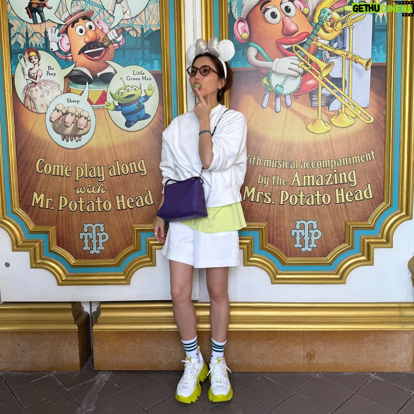 Ayumi Hirodo Instagram - 中2日くらいでディズニー行く人と中何年くらいぶりにディズニー行く人が一緒だったとしても、楽しい場所でした✨🏰 若槻さんが一週間前からスケジューリングを計画してくれて、散歩の時間も作ってくれて、ランチも予約してくれました、、、だから少しでも役に立ちたくて並んでる時に何度も「グミいります??」って言っても全部断られたのは、いい思い出✌️ このクラスになると、1人で園内の人に手を振るんだな〜って勉強になった✌️トラを見つけると走っていっちゃうのは仕方ないです🐯 また連れて行ってくれますように。 #夢の国