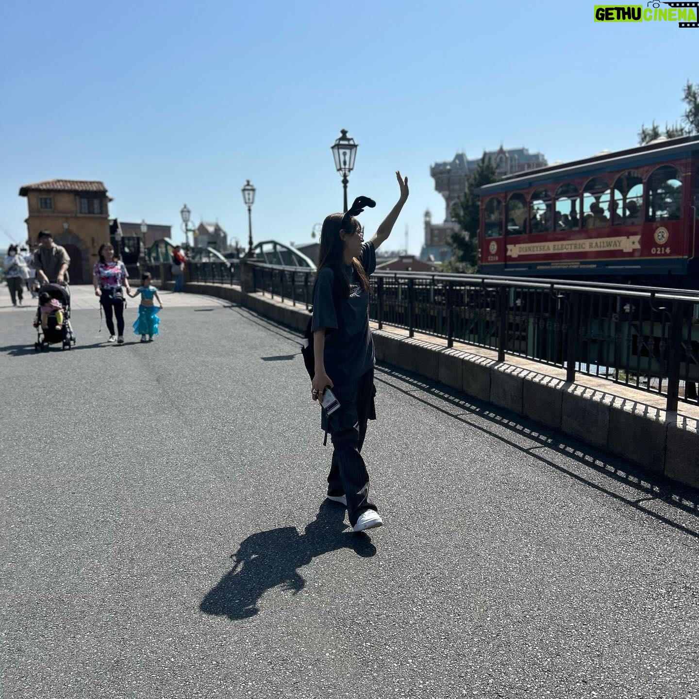 Ayumi Hirodo Instagram - 中2日くらいでディズニー行く人と中何年くらいぶりにディズニー行く人が一緒だったとしても、楽しい場所でした✨🏰 若槻さんが一週間前からスケジューリングを計画してくれて、散歩の時間も作ってくれて、ランチも予約してくれました、、、だから少しでも役に立ちたくて並んでる時に何度も「グミいります??」って言っても全部断られたのは、いい思い出✌️ このクラスになると、1人で園内の人に手を振るんだな〜って勉強になった✌️トラを見つけると走っていっちゃうのは仕方ないです🐯 また連れて行ってくれますように。 #夢の国