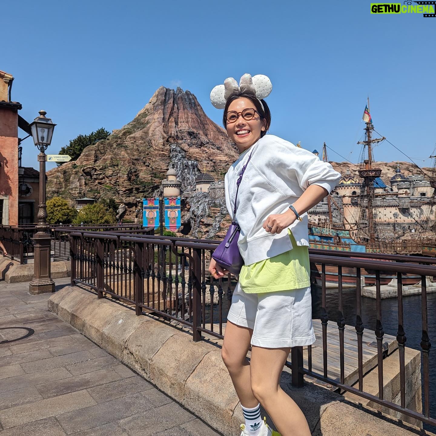Ayumi Hirodo Instagram - 中2日くらいでディズニー行く人と中何年くらいぶりにディズニー行く人が一緒だったとしても、楽しい場所でした✨🏰 若槻さんが一週間前からスケジューリングを計画してくれて、散歩の時間も作ってくれて、ランチも予約してくれました、、、だから少しでも役に立ちたくて並んでる時に何度も「グミいります??」って言っても全部断られたのは、いい思い出✌️ このクラスになると、1人で園内の人に手を振るんだな〜って勉強になった✌️トラを見つけると走っていっちゃうのは仕方ないです🐯 また連れて行ってくれますように。 #夢の国