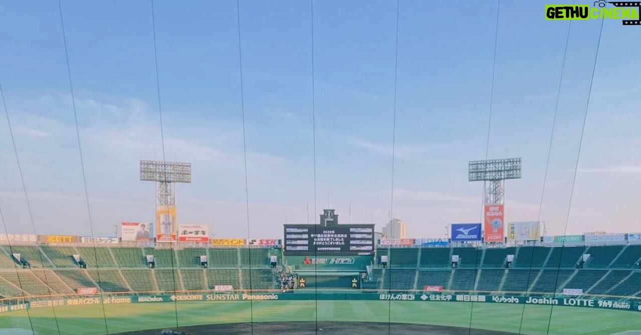 Ayumi Hirodo Instagram - 高校野球取材者としてお話させてください。 侍ジャパンとヨーロッパ代表の強化試合が3/6、7京セラドームで行われました。遡ること3週間前の代表メンバー発表の日、西川史礁選手・宗山塁選手・金丸夢斗投手・中村優斗投手の大学生4人が選出されたことで話題となりました。アンダー世代への育成に尽力されてきた井端監督だからこそ、それぞれの強みを十分に理解した上で彼らの背中を押したのかなと想像しながら心が熱くなったのを覚えています。私にとって大学生代表メンバーはアマチュアというカテゴリーだけではなく、彼らが高校3年生の時にコロナで夏の甲子園が中止となったいわゆる"コロナ世代"だという認識が強いです。つまり、プロを目指す上で自分のアピールができる大きな舞台が奪われてしまった世代。当時の球団スカウトの方に取材した時も、「今年(2020年)は感染対策で学校にも訪問できないから逸材がいたとしてもこの目でみることができないんだよね」と話していました。どこにもぶつけられない怒りと悔しさがずっと消えなかった4年前から時を経て、今回の強化試合。コロナ世代で高卒プロ入りの山下舜平大投手と根本悠楓投手、そして大学に進学して選出された4人が同じ侍のユニフォームを着て躍動した瞬間に立ち会え、幸せなことだと噛み締めました。あの時、コロナ禍でも挫けなかった彼らの歩みに、逞しさを感じます。そして昨日のパーフェクトリレーの先陣を切った2人が日本野球界の未来を明るく照らしたように思いました。 #2020僕らの証