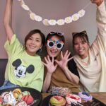 Ayumi Hirodo Instagram - サプギョプサルランチバースデーカップケーキパーティー🎉🥳 楽しそうな文言並べました． 私が席離れた隙にお皿に残り物のいろんなもの入れてくれる人と、 誕生日グッズを持ってきたはいいけど、完成させてなくて主役の前で作る人💁‍♀️ 私の反省は、主役じゃないのにbirthdayメガネをかけたがることです． そして現在、Disney連れて行く詐欺に遭ってるから @wcjapan の可愛いミッキーTをあえて着用しました💙 #HBD