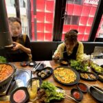 Ayumi Hirodo Instagram - サプギョプサルランチバースデーカップケーキパーティー🎉🥳 楽しそうな文言並べました． 私が席離れた隙にお皿に残り物のいろんなもの入れてくれる人と、 誕生日グッズを持ってきたはいいけど、完成させてなくて主役の前で作る人💁‍♀️ 私の反省は、主役じゃないのにbirthdayメガネをかけたがることです． そして現在、Disney連れて行く詐欺に遭ってるから @wcjapan の可愛いミッキーTをあえて着用しました💙 #HBD