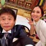 Ayumi Hirodo Instagram - 【速報】皆さんには、この写真の中の私たちが見えていますか❓ これは、休憩中のスタジオで浜田さんがインカメ写真でシャッターを押すというちょっとレアショット📷 . 今年も我々はミニ格付けに挑戦しましたが、、、そうです、、 【映す価値無し】でした😜 ここだけの話ですが、浜田さん2回も消えてます。 余談ですが… 収録休憩中の会話@浜田さんの楽屋 TVでケンタッキーのCMが流れ、 浜「ケンタッキー行ったらサイドメニュー何頼む？」 ヒ「私ビスケットめっちゃ好きなので頼みますね〜」 浜「俺は、あれが好きやわ。あのーサラダのやつ、あれやん、コレステ…ん？あ、コールスロー」 ヒ「（え、コールスローのこと、コレステロールって言おうとしてましたやん笑）」 このように今年の格付けチェックは、コールスローをコレステロールと言い間違えたり、マグロをカツオと間違えるMCと、 鯛をフナと間違えるアナウンサーでお送り致しました。 #どりあんも美味しく食べられるでしょう #安定の映す価値なし