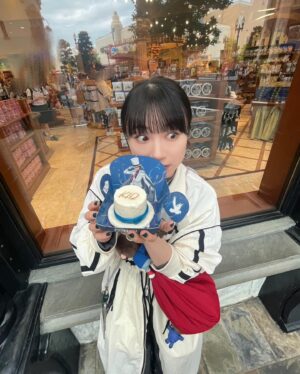 Ayumi Ishida Instagram - 生まれてから10000日なんだって🫶🏻
 
 
 
1997.1.7→
数々の出会いに感謝します
ありがとう〜〜〜🫶🏻
 
 
@haruka_kudo.official 
#一緒にUSJ行ったの
#最近は広角で撮るのが流行ってるらしいって
#試した5枚目
#ほぼ頭じゃんなにこれww
#ブラックスター
#モーニング娘24
#morningmusume24
#石田亜佑美 
#10000 #お祝いうれしいです
#ありがとうございます