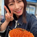 Ayumi Ishida Instagram - ⚾️北海道日本ハムファイターズ『LIVE DAYS！〜心躍る大交流戦』@エスコンフィールドHOKKAIDO #海味はちきょう さんで、 イクラのつっこ飯🤤🫶🏻 大興奮で、とっても美味しかった〜〜〜 エスコンフィールド内を探索させていただき、 まりあのファーストピッチも、 後輩ちゃんたちのきつねダンスも見守り、 試合も大興奮で観戦しています！ 試合後はモーニング娘。’24のライブ、 ここでライブができるなんてすごすぎる！ ぜひ！応援よろしくお願いいたします！ #エスコンフィールド #モーニング娘24 #morningmusume24 #石田亜佑美