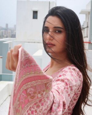 Ayushi Khurana Instagram - Be the breeze that won’t behave..
.
.
.
.
#hawayein #picture #picoftheday #outfitoftheday