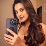 Ayushi Khurana Instagram - "Effortlessly chic, always." . . . . #ayushikhurana #aanganapnoka #newshow #pictureoftheday #mirrorselfie #vibe #actor #influencer #makeup #goodhairday #hairstyle #curlyhair #highlights