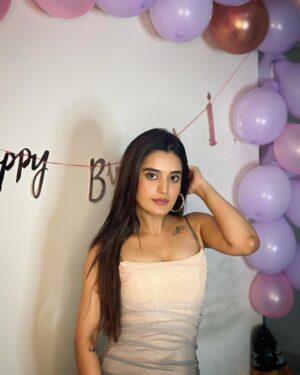 Ayushi Khurana Instagram - Officially old enough to know better, still young enough to do it anyway! 
#25andthriving 🎊