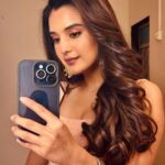 Ayushi Khurana Instagram - "Effortlessly chic, always." . . . . #ayushikhurana #aanganapnoka #newshow #pictureoftheday #mirrorselfie #vibe #actor #influencer #makeup #goodhairday #hairstyle #curlyhair #highlights