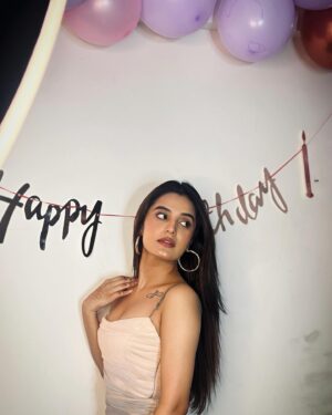 Ayushi Khurana Instagram - Officially old enough to know better, still young enough to do it anyway! 
#25andthriving 🎊