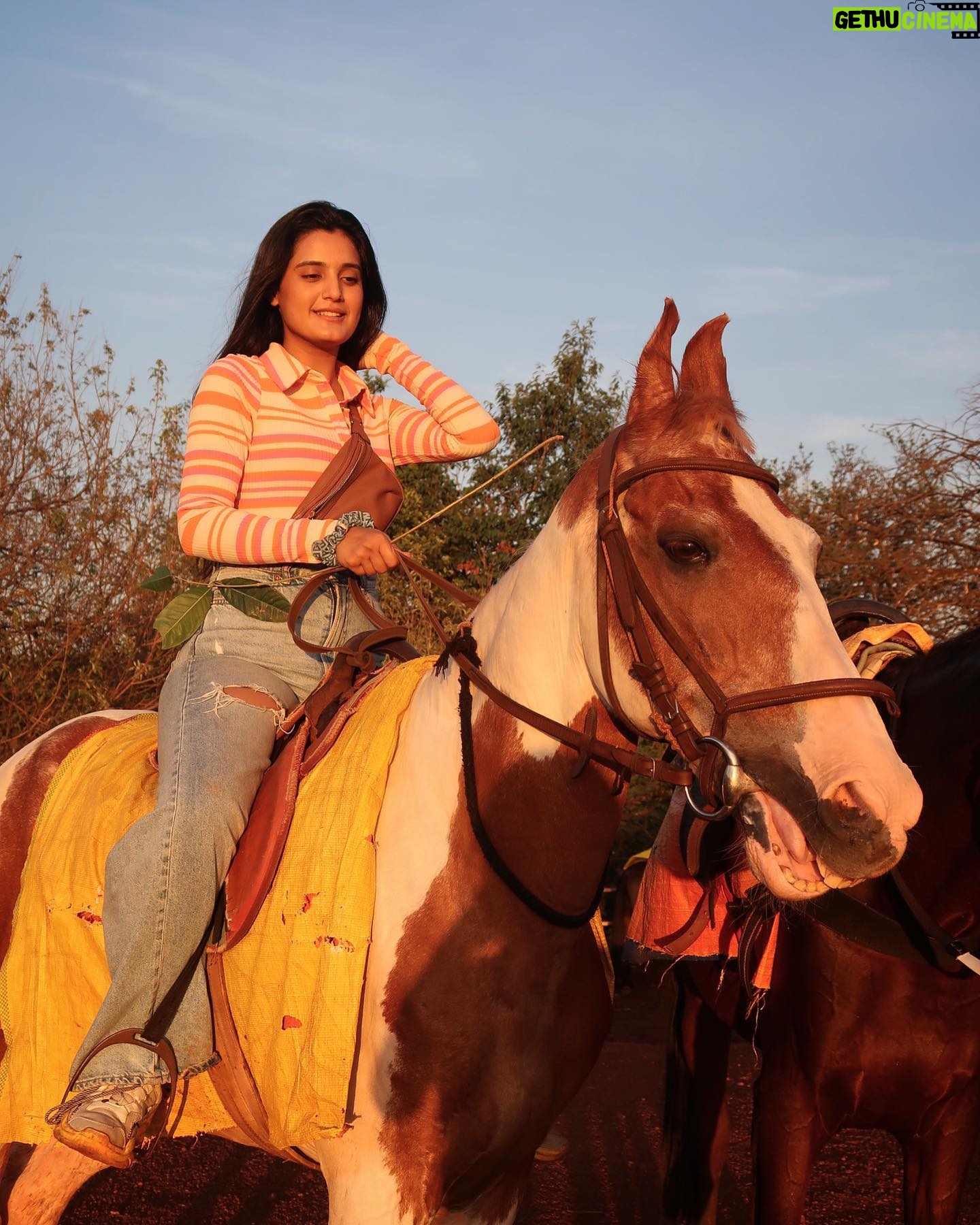 Ayushi Khurana Instagram - No other place I wanted to be at.. #horseriding #horse #hillstation #goldenhour #sunset #sunsetphotography #nature #travel #adventure #adventuretime #instagood #instadaily #insta #travelgram #lifestyle #matheran