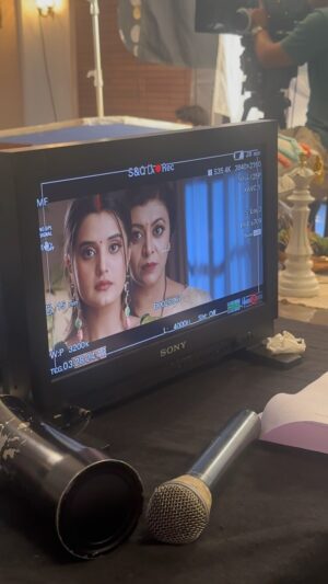 Ayushi Khurana Instagram - #saasbahubonding 
Offscreen vs Onscreen